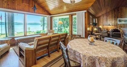 Relaxing lake house w/ firepit, boat mooring, free cable, and full kitchen
