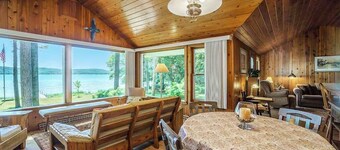 Relaxing lake house w/ firepit, boat mooring, free cable, and full kitchen