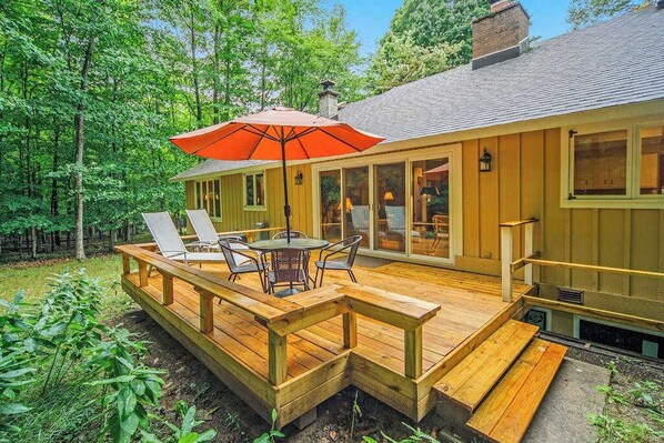 Outdoor dining - Scenic bay view home w/ a full kitchen + family-friendly (Harbor Springs)