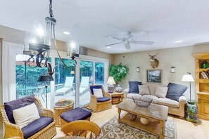 TV, fireplace, DVD player, stereo - Scenic bay view home w/ a full kitchen + family-friendly (Harbor Springs)