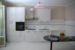 Køleskab, mikrobølgeovn, ovn, kogeplade