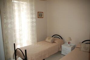 Tabla de planchar con plancha, wifi, ropa de cama
