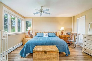 3 bedrooms, desk, iron/ironing board, WiFi - Family-friendly home with expansive deck, large lawn (Harbor Springs)