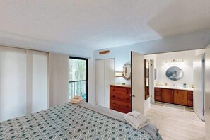 2 bedrooms, WiFi, bed sheets - Single-level lakefront hideaway with a deck, fireplace, & washer/dryer (Glen Arbor)