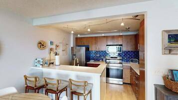 Coffee/tea maker, fridge, microwave, oven