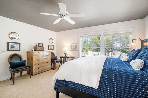 Private lakefront house in great location with private beach, great views