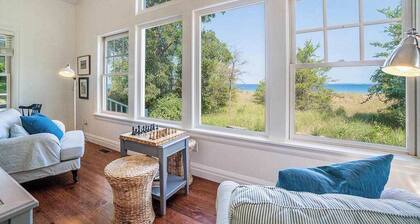 Private lakefront house in great location with private beach, great views