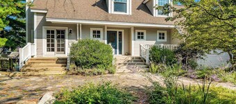 Private lakefront house in great location with private beach, great views