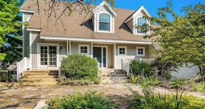 Private lakefront house in great location with private beach, great views