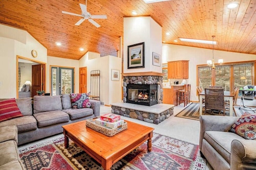 Dog-friendly home with gorgeous garden & decks - stroll to town/the lake