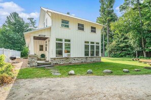 Exterior - Gorgeous studio in downtown Glen Arbor with kitchenette, cable, AC, free WiFi (Glen Arbor)