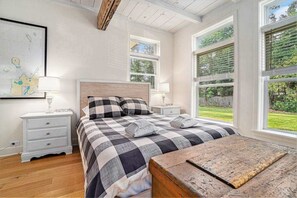 WiFi, bed sheets - Gorgeous studio in downtown Glen Arbor with kitchenette, cable, AC, free WiFi (Glen Arbor)