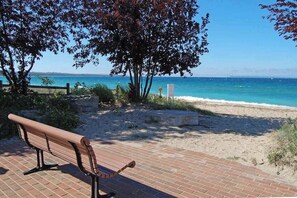 Beach - Gorgeous studio in downtown Glen Arbor with kitchenette, cable, AC, free WiFi (Glen Arbor)