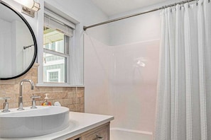 Shower, towels - Gorgeous studio in downtown Glen Arbor with kitchenette, cable, AC, free WiFi (Glen Arbor)