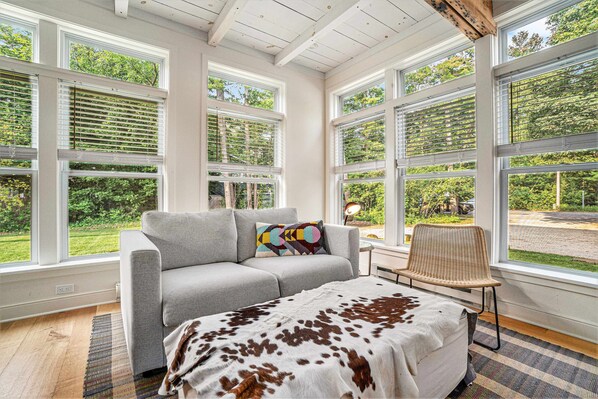 TV, DVD player, offices - Gorgeous studio in downtown Glen Arbor with kitchenette, cable, AC, free WiFi (Glen Arbor)