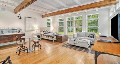 Gorgeous studio in downtown Glen Arbor with kitchenette, cable, AC, free WiFi
