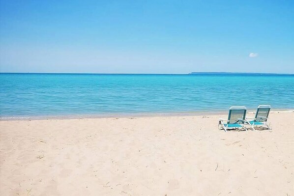 På stranden