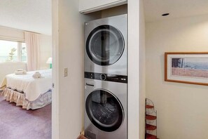 4 bedrooms, iron/ironing board, WiFi, bed sheets - Sunny upper-level beachfront condo with Lake Michigan views, fireplace, deck (Glen Arbor)