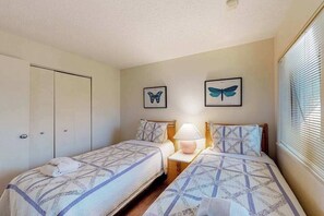 4 bedrooms, iron/ironing board, WiFi, bed sheets - Sunny upper-level beachfront condo with Lake Michigan views, fireplace, deck (Glen Arbor)