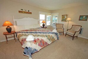 2 bedrooms, WiFi, bed sheets - Lakefront cottage with a deck, grill, firepit, dock & partial AC (Glen Arbor)