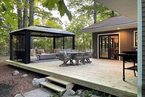 Outdoor dining - Modern Home in the woods w/ a large patio, gas grill, & near the lake (Bellaire)