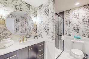 Shower, hair dryer, towels - Modern Home in the woods w/ a large patio, gas grill, & near the lake (Bellaire)