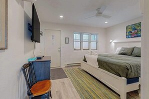 1 bedroom, iron/ironing board, WiFi, bed sheets - Desirable beachfront condo in Glen Arbor with patio, fireplace, kitchenette & AC (Glen Arbor)