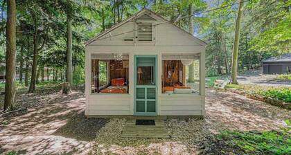 Peaceful & shady cottage near beach with streaming, free WiFi, full kitchen