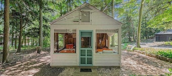 Peaceful & shady cottage near beach with streaming, free WiFi, full kitchen
