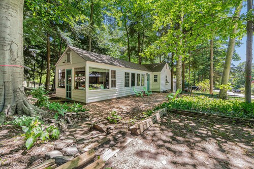 Peaceful & shady cottage near beach with streaming, free WiFi, full kitchen