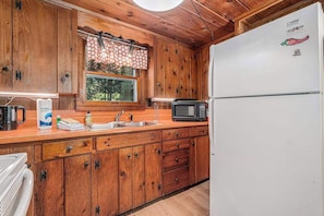Fridge, microwave, oven, stovetop - Peaceful & shady cottage near beach with streaming, free WiFi, full kitchen (Beulah)