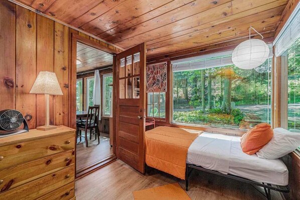 2 bedrooms, WiFi, bed sheets - Peaceful & shady cottage near beach with streaming, free WiFi, full kitchen (Beulah)
