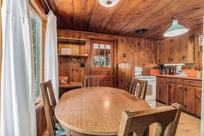 Fridge, microwave, oven, stovetop - Peaceful & shady cottage near beach with streaming, free WiFi, full kitchen (Beulah)