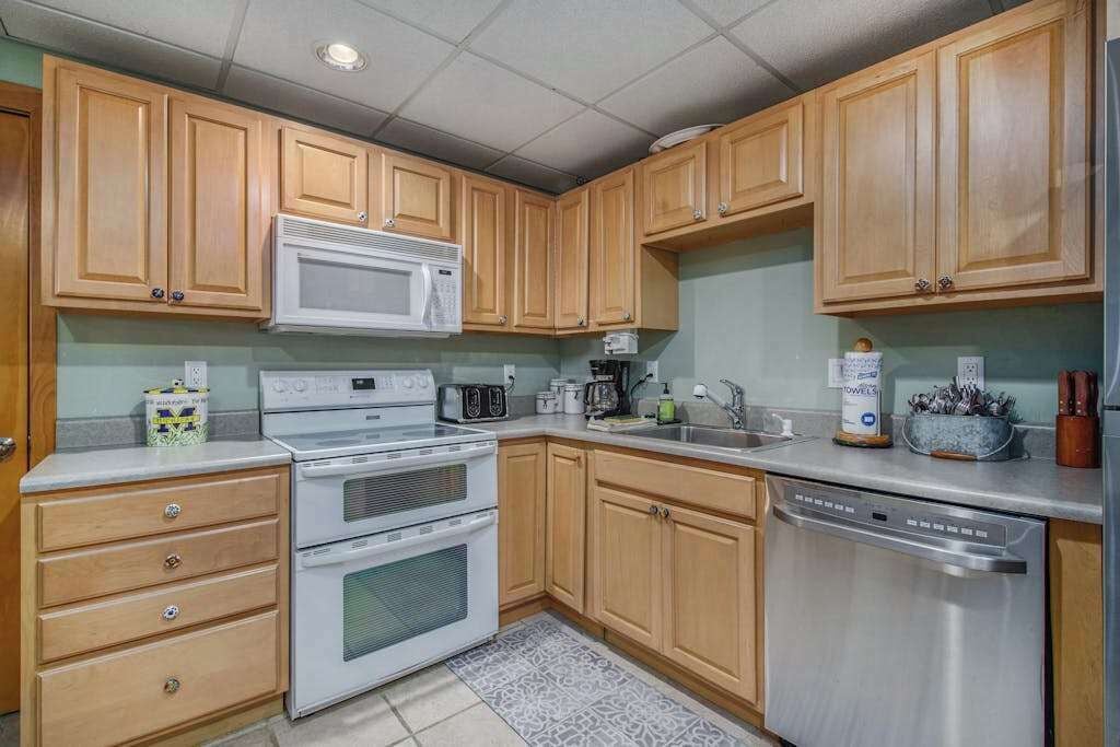 Frigorífico, microondas, horno y placa de cocina