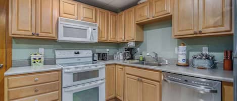Frigorífico, microondas, horno y placa de cocina