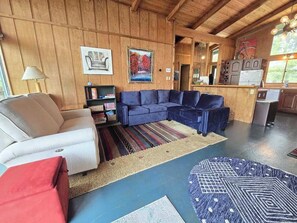 TV, offices - Warm & inviting retreat with a washer/dryer, central AC, fast WiFi, & gas grill (Bellaire)