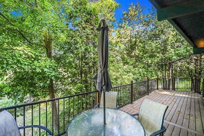 Outdoor dining - Warm & inviting retreat with a washer/dryer, central AC, fast WiFi, & gas grill (Bellaire)