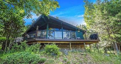 Warm & inviting retreat with a washer/dryer, central AC, fast WiFi, & gas grill