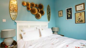 Iron/ironing board, Internet, bed sheets