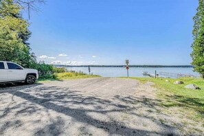 Property grounds - Lake home close to the water with WiFi, firepit, washer/dryer (Beulah)