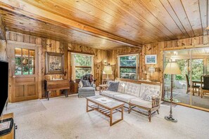 TV, offices - Lake home close to the water with WiFi, firepit, washer/dryer (Beulah)
