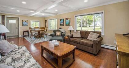 Stone home two blocks from the lake & downtown with gas grill & free WiFi