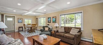 Stone home two blocks from the lake & downtown with gas grill & free WiFi