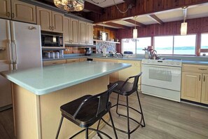 Fridge, microwave, oven, stovetop - Spacious vacation gem on Crystal Lake w/gas fireplace, WiFi, central AC, firepit (Frankfort)