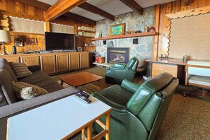 TV, fireplace, DVD player, offices - Spacious vacation gem on Crystal Lake w/gas fireplace, WiFi, central AC, firepit (Frankfort)