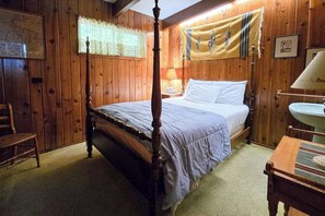 3 bedrooms, iron/ironing board, Internet, bed sheets - Spacious vacation gem on Crystal Lake w/gas fireplace, WiFi, central AC, firepit (Frankfort)