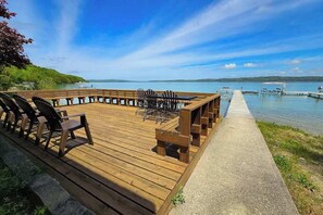 Terrace/patio - Spacious vacation gem on Crystal Lake w/gas fireplace, WiFi, central AC, firepit (Frankfort)