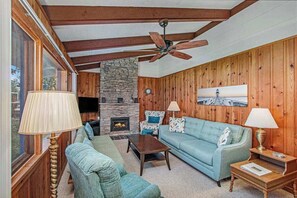 TV, fireplace, DVD player, offices - Cheerful dog-friendly lakefront home w/ free WiFi, firepit, and full kitchen (Frankfort)