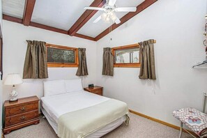 3 bedrooms, WiFi, bed sheets - Cheerful dog-friendly lakefront home w/ free WiFi, firepit, and full kitchen (Frankfort)