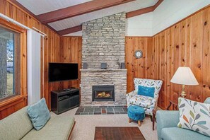 TV, fireplace, DVD player, offices - Cheerful dog-friendly lakefront home w/ free WiFi, firepit, and full kitchen (Frankfort)